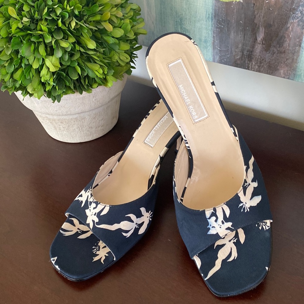 MICHAEL KORS⭐️RARE FIND⭐️NAVY BLUE & CREAM HEELED SLIDE SANDALS SIZE 9.5 🌟EUC🌟